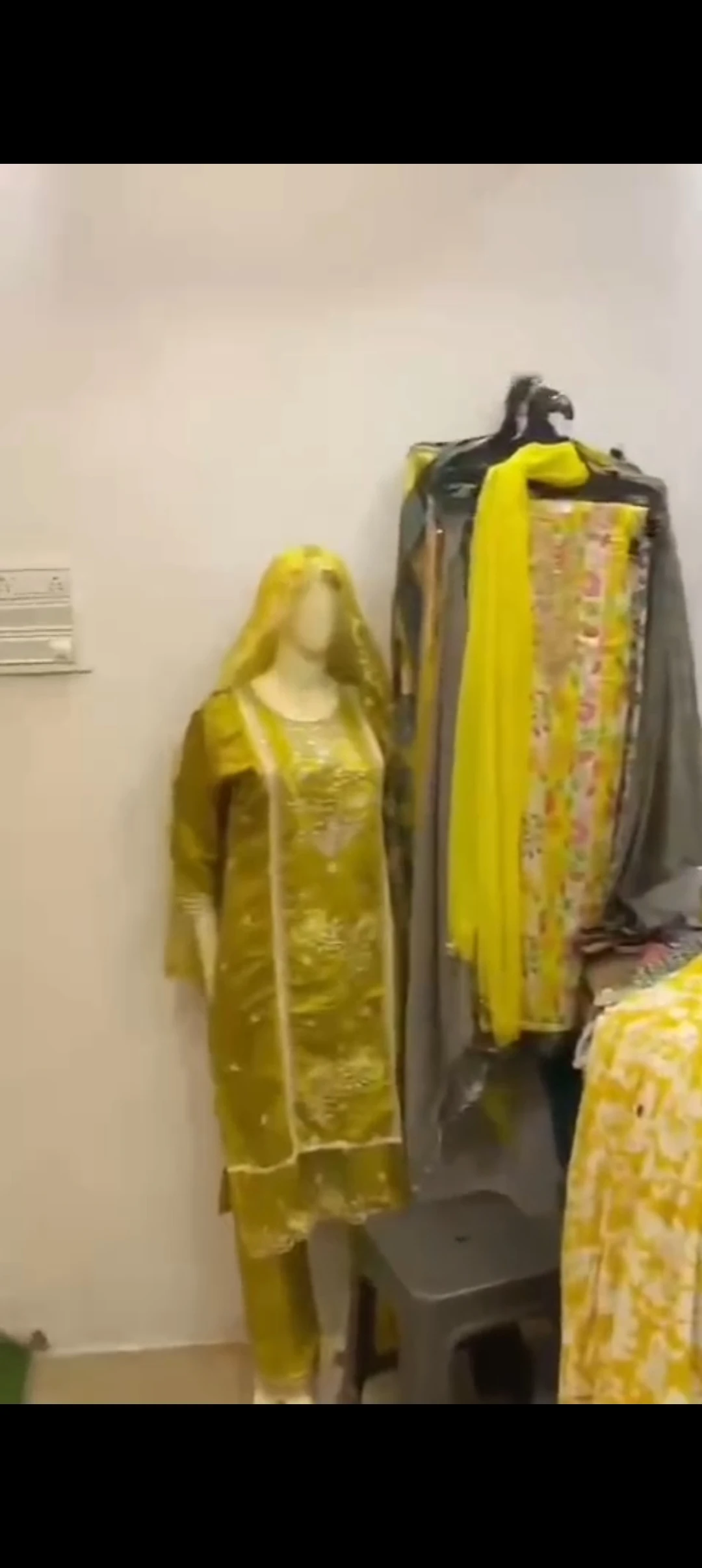 Beauty parlour &amp; women kapda for rent in 